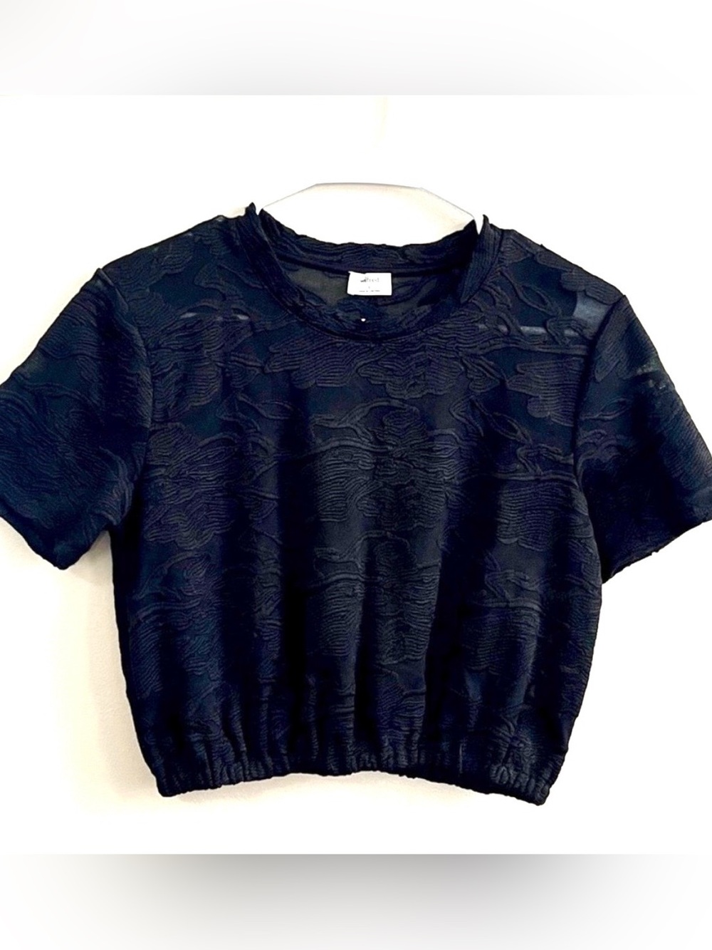 Wilfred Free by Arizona black floral textured crop top size small